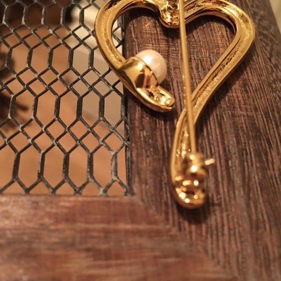Vintage goldtone heart shaped pearl brooch - Picture 3 of 4